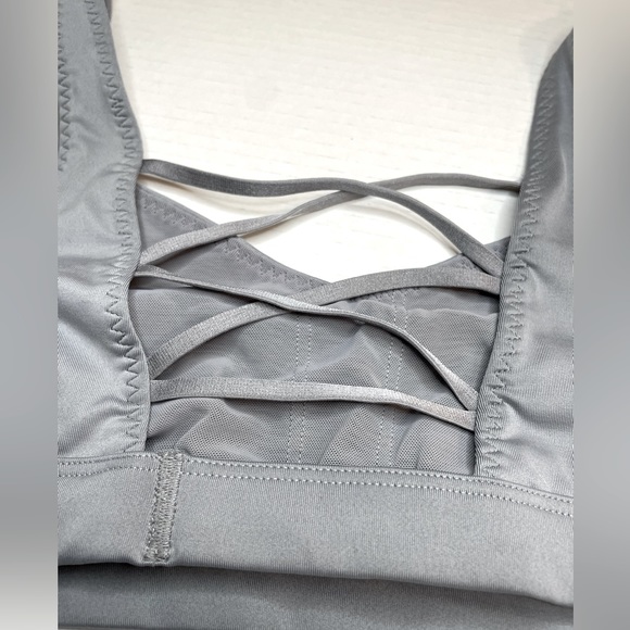 Victoria’s Secret Sports Bra Gray Silver with Cross Back Pattern - Picture 6 of 6